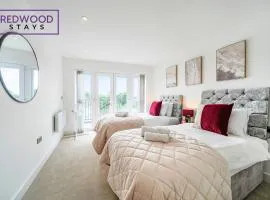 BRAND NEW PREMIUM SERVICED APARTMENTS, FREE PARKING, HIGH-SPEED WiFi by REDWOOD STAYS