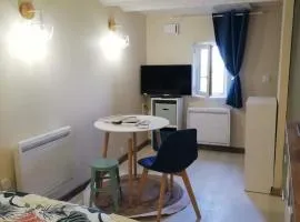 Petit studio bien équipé