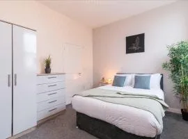 cheerful double en-suite room with free wifi