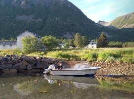 Fishermens House, romslig ferieleilighet nær sjøen Medby Senja – hotel w mieście Senja