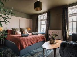 Seaside Serenity 3-Bed Gem with Beach Views, Hotel in Kent