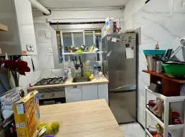Habitación acogedora con y escritorio abajo