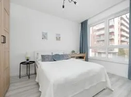 M&R Apartament Airport&Business Cybernetyki - underground garage - self check-in - fast Wi-Fi - 5 min from Chopin Airport