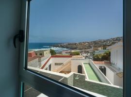 Adosado en Telde con piscina y vistas al mar, hotel en Telde