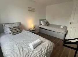 Trowbridge House Long Stays Free Parking and Wifi