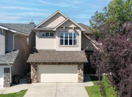 Luxury Home with 5 BR, 9 Beds, 4BA, sleep 12, AC, Crib, hotel em Calgary