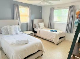 Cozy 3BR Home Downtown with Backyard Wi-Fi Parking, ξενοδοχείο σε Τζάκσονβιλ