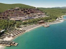 Titanic Luxury Collection Bodrum，位于Guvercinlik的带热水浴缸的酒店