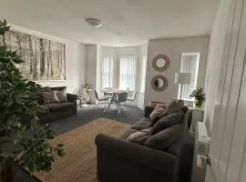 Bright & Stylish 2 bed Flat, Great Location