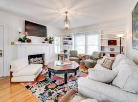Bourbon Trail Fun Dtwn Lebanon Home with Game Room, ξενοδοχείο σε Lebanon