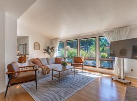 5BR Gem Walk to Microsoft and Near Redmond DT, hotel in Redmond