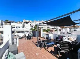 Modern 2 bedroom Penthouse with huge private roof top terrace,free parking and free WIFI