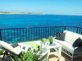 Seafront apartment Terrace, lounger & Panoramic ocean views, hotel in Mellieħa