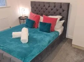 Tudors eSuites - Three Bedroom House with Garden and Driveway #24StL