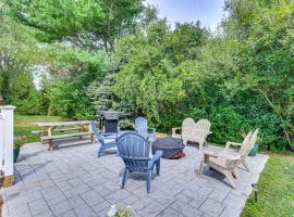 Family Gem with Spacious Yard 5 Mi to Second Beach, hotel v destinaci Middletown
