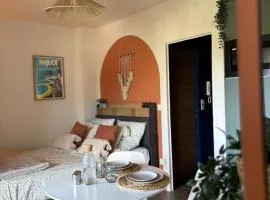 Studio cosy proche des plages, balcon, clim, fibre, & parking, Tout confort