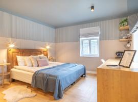 Alice Backyard Holiday Home - Apartments, Rooms & Exclusive Cave Saunas, wellness hotel v destinaci P&auml;rnu