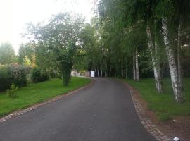 Propriété 15mn du circuit des 24h, avec piscine, parking privé, ξενοδοχείο σε La Bazoge