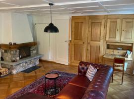 Schweizerhaus Glarus - Historisch & Stilvoll mit Garten, acomoda&ccedil;&atilde;o com cozinha em Ennenda