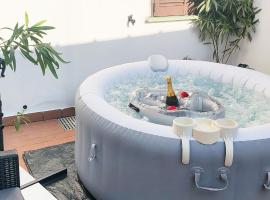 Zen Retreat with Jacuzzi, Patio & Private Garage Plus Automatic Check in 24 7 with Netflix Dazn and Disney Plus, hotel in Casale Monferrato