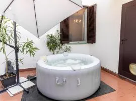Zen Retreat with Jacuzzi, Patio & Private Garage Plus Automatic Check in 24 7 with Netflix Dazn and Disney Plus