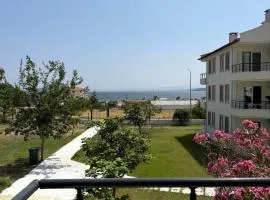 Peaceful 1BR Apt by the Beach, Garden&BBQ in Cunda