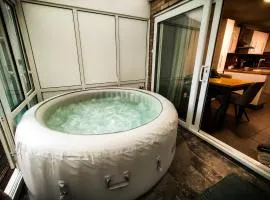 Cozy Four-Bedroom Home with Hot Tub, Garden, CONTRACTORS WELCOME - Close to Shops, Restaurants, Hospital and Park