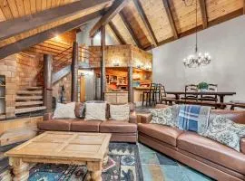 Peaceful Getaway Pet Friendly with Hot Tub and Grill