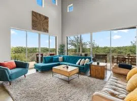 Luxury 7BR Hill Country Gem Hot Tub & Barndominium
