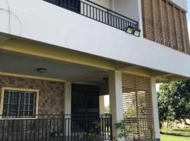 Dove Inn master room, hotel com estacionamento em Orange Walk