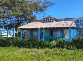 Casa beiramar, vista mar e pinheiros, pé na areia