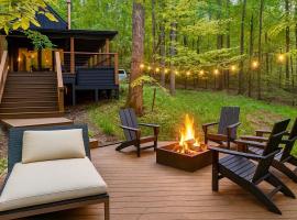 Lux Tiny House with Waterfront, Kayaks, Hot Tub, Arcade，Rockbridge的飯店