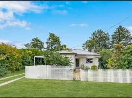 Spacious 4BR Cottage with Fireplace Fully Fenced Pet Friendly