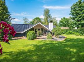 Secluded Oasis by Kvie Lake-By Traum, hotel in Ansager