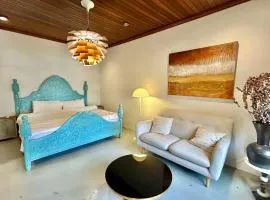 Chic Designer Master Bedroom near LRT SS1 PJ
