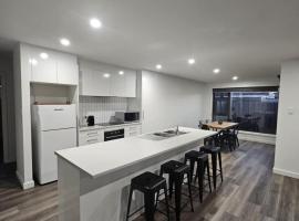 George Town Villa - Outdoor Alfresco - aircon FREE WIFI - Central location near MTB Trails, ξενοδοχείο σε George Town