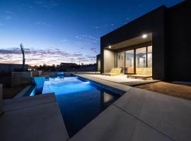 Black Casita by Fieldtrip - Bold Villa w Pool Spa, hotel di Joshua Tree