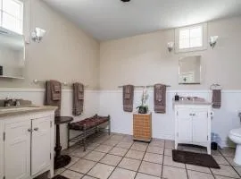 Prime location-Walk to food, Bars and Wineries!