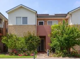 3 bedroom Townhouse next to River East Melbourne