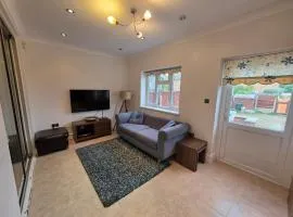 Bright 3BD Family Home with Garden Barkingside