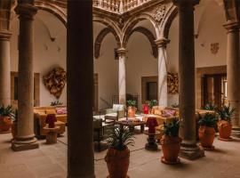 Palacio De Godoy Caceres, Curio Collection By Hilton, hotel con pileta en C&aacute;ceres