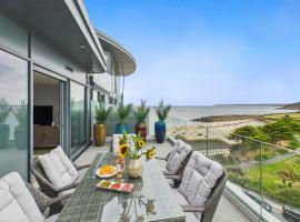 Skydeck at The Liner &ndash; Stylish 2-Bed / 2-Bath Top Floor with Panoramic Sea Views, hotel com spa em Falmouth