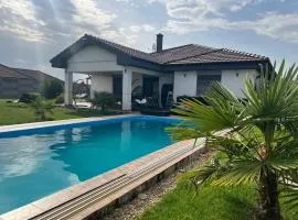 5 izbový samostatný stojaci rodinný dom s podkrovím a veľkou záhradou so sezónnym bazénom, celoročnou saunou a vírivkou, privátny wellness