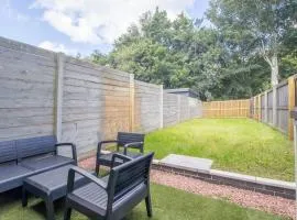 Modern 2-Bedroom Home near Glasgow & Edinburgh