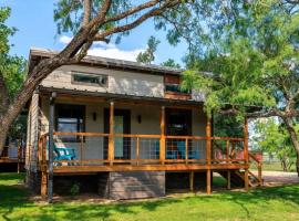 Paintbrush Waterfront Cottage, khách sạn ở Morris Ranch