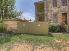 Fountain Suite-Stay Right on Historic Main Street in the Heart of Fredericksburg