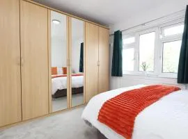 3-Bedroom House with 5 Beds, Dining Room, EV Charger & Private On-Site Parking