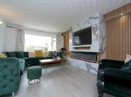 Pass the Keys Centrally Located Modern Seaside House, hotel in Benllech