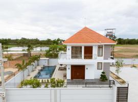 Cozy Villa by Amatak, hotel i Phumĭ Sâmbuŏr