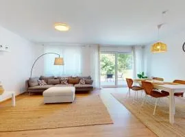 Homely Stay Grand Living - 5BR Terrace House with garden